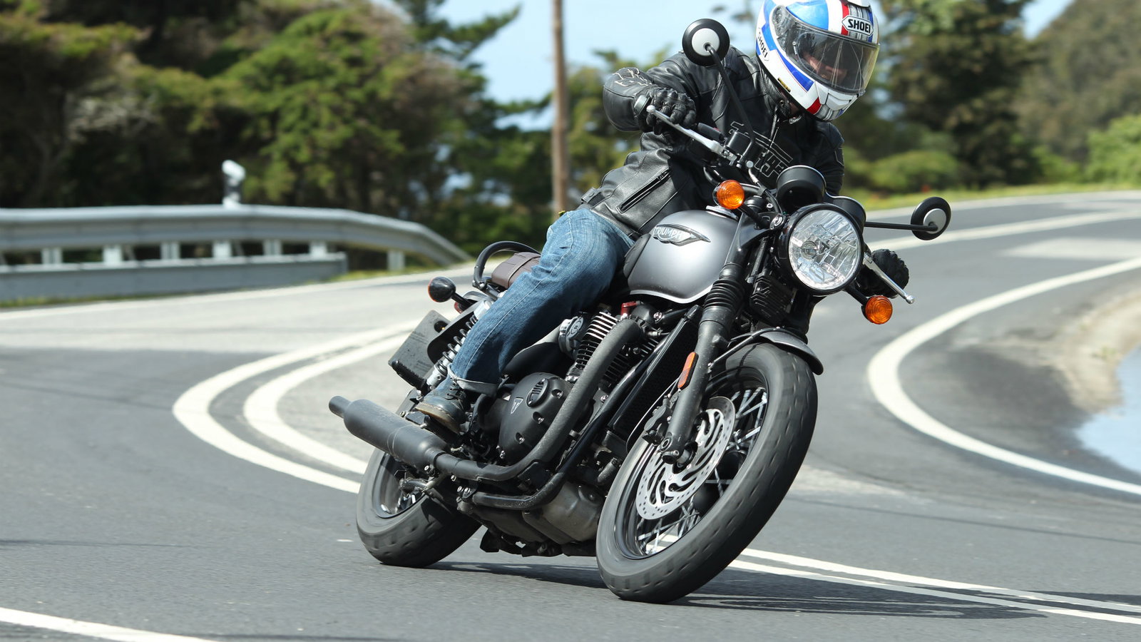 A 2016 Triumph Bonneville T120 turning a corner